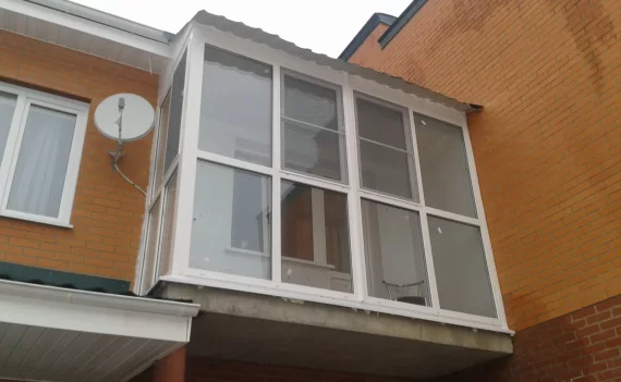 Остекление балкона с крышей окнами REHAU Остекление балкона с крышей окнами REHAU