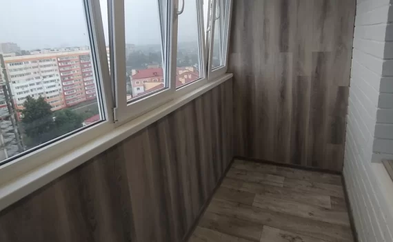 Отделка балкона тёмным ламинатом под ключ Отделка балкона тёмным ламинатом под ключ